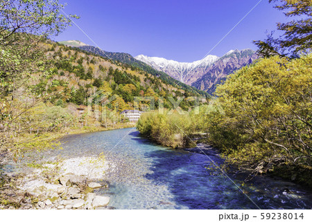 （長野県）秋の上高地  梓川と穂高連峰 59238014