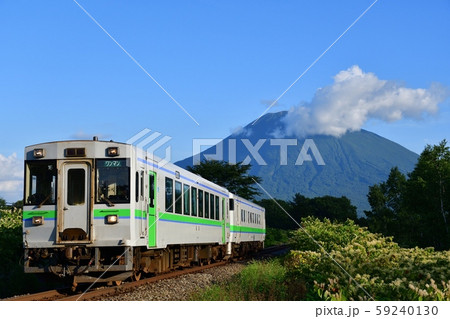 羊蹄山と列車 59240130