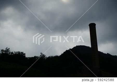 暗雲と山と煙突　シルエット　不穏で陰鬱なイメージ 59242580