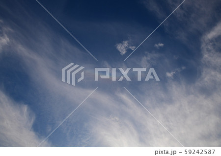 ほんの微かに、環天頂アーク、逆さ虹。青空。太陽は右下。背景素材。 59242587