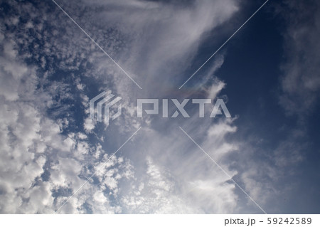 ほんの微かに、環天頂アーク、逆さ虹。青空。太陽は右下。背景素材。 59242589