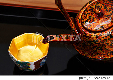 金杯に酒を注ぐ 59242942