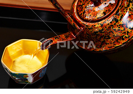 金杯に酒を注ぐ 59242949