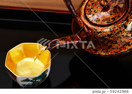 金杯に酒を注ぐ 金杯に酒を注ぐ 59242966
