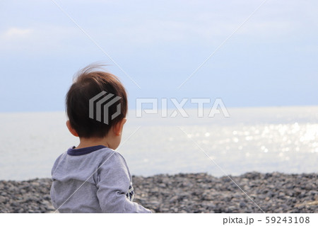 海をみる後ろ姿　子ども 59243108
