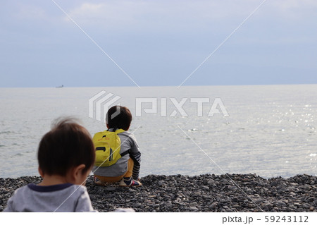 浜辺で遊ぶ子どもたち　兄弟 59243112