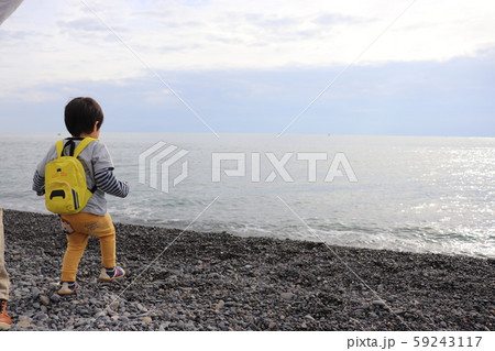 海で遊ぶ子ども　寒い時期　後ろ姿 59243117