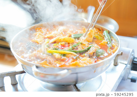 辛そうな料理 59245295