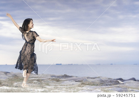 夕日に照らされた舞台で優雅に踊る女性ダンサー 夕日に照らされた舞台で優雅に踊る女性ダンサー 59245751