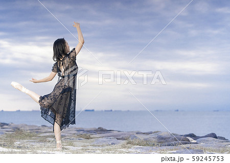 夕暮れの美しい景色と共に優雅に舞う女性バレエダンサー 夕暮れの美しい景色と共に優雅に舞う女性バレエダンサー 59245753