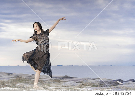 女性の魅力を引き出すバレエスクールに通い海岸で練習する女性 女性の魅力を引き出すバレエスクールに通い海岸で練習する女性 59245754