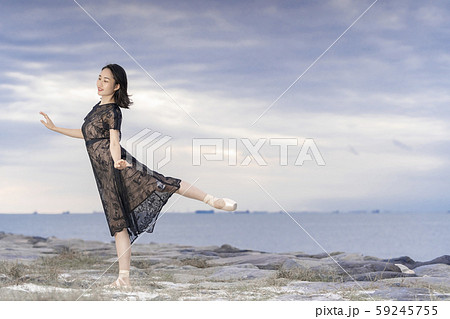写真映えする夕暮れの海岸でバレエを踊る女性バレエダンサーの写真素材 59245755 Pixta