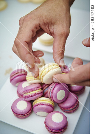 マカロンを作るパティシエの手 59247482