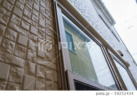 窓　濡れる　雨 59252434