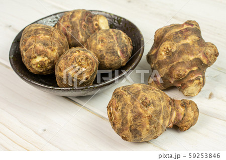 Fresh brown jerusalem artichoke on grey wood 59253846