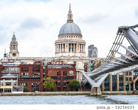 ロンドン　セント・ポール大聖堂とミレニアム・ブリッジ 59256035