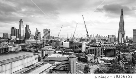 ロンドン　ザ・シャードとシティ・オブ・ロンドンの高層ビル　モノクロ 59256355