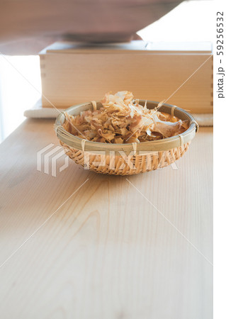 鰹節を削る板前 鰹節を削る板前 59256532