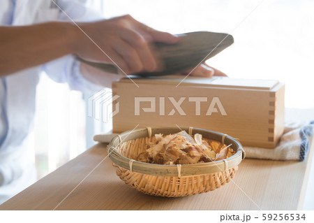 鰹節を削る板前 59256534