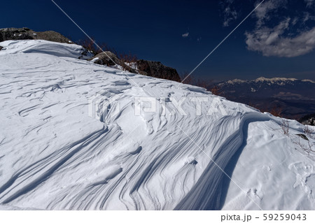 金峰山稜線の雪紋と八ヶ岳連峰の眺め 金峰山稜線の雪紋と八ヶ岳連峰の眺め 59259043