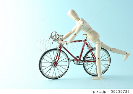 自転車に乗る 59259782