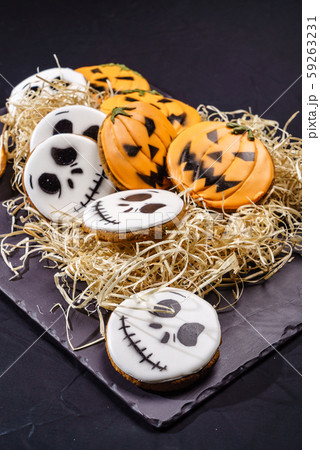 Halloween gingerbread cookies 59263231