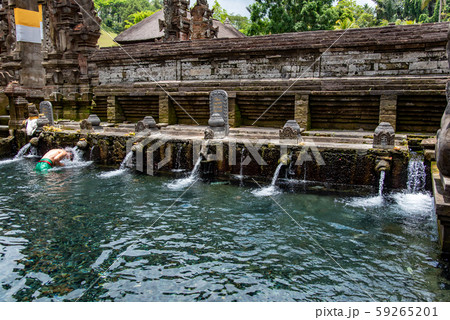 インドネシア バリ島 ティルタ・エンプル寺院 沐浴場 インドネシア バリ島 ティルタ・エンプル寺院 沐浴場 59265201