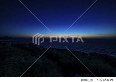 サンセット 夕日 日没 マジックアワー 夕暮れ 奄美大島 海岸 嶺山公園 水平線 地平線 鹿児島 サンセット 夕日 日没 マジックアワー 夕暮れ 奄美大島 海岸 嶺山公園 水平線 地平線 鹿児島 59265639
