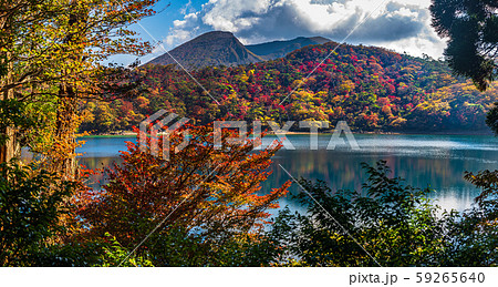 六観音御池 えびの高原 数ある高原一帯の火口湖の中でも 最も紅葉が美しいとされるコバルトブルーの湖の写真素材