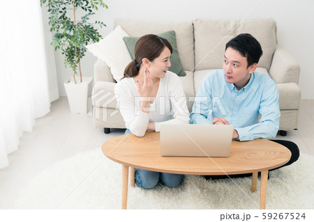ノートパソコンで調べ物をする若い男女 ノートパソコンで調べ物をする若い男女 59267524