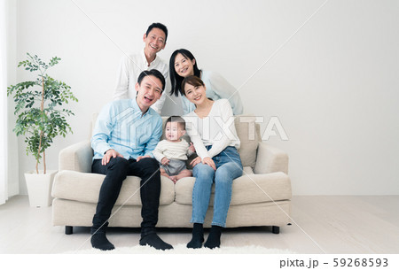 赤ちゃんと家族団らん 赤ちゃんと家族団らん 59268593