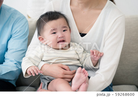 赤ちゃんと家族団らん 赤ちゃんと家族団らん 59268600