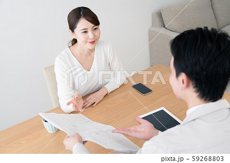 顧客に設計プランを見せるビジネスマン 顧客に設計プランを見せるビジネスマン 59268803