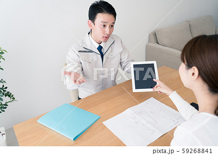 顧客に設計プランを見せるビジネスマン 顧客に設計プランを見せるビジネスマン 59268841
