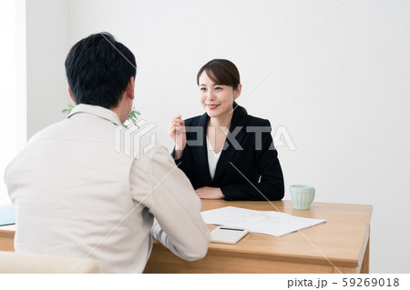 施工計画の打ち合わせをするビジネスマンとビジネスウーマン 59269018