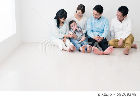 赤ちゃんと家族団らん 赤ちゃんと家族団らん 59269248