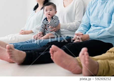 赤ちゃんと家族団らん 59269252