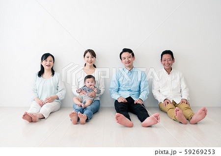 赤ちゃんと家族団らん 赤ちゃんと家族団らん 59269253