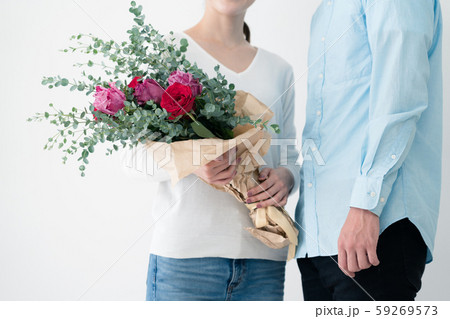 女性に花束を渡す男性 59269573