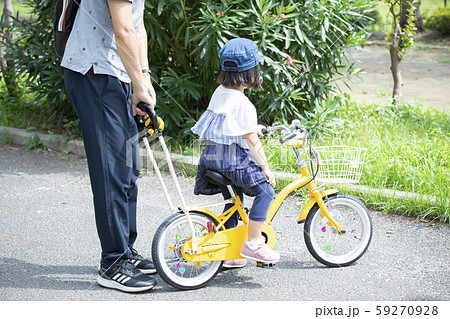 自転車練習をする女の子 59270928