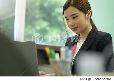 女性　ビジネス　デスクワーク 59272768