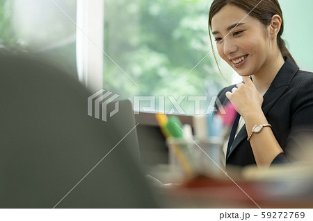 女性　ビジネス　デスクワーク 59272769