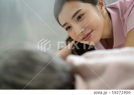 女性　介護士　病院 59272900