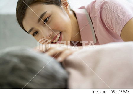 女性　介護士　病院 59272923