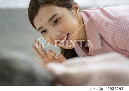 女性　介護士　病院 59272924