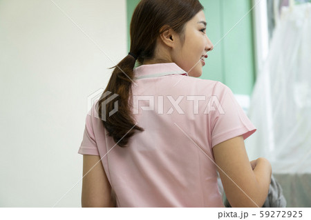 女性　介護士　病院 59272925