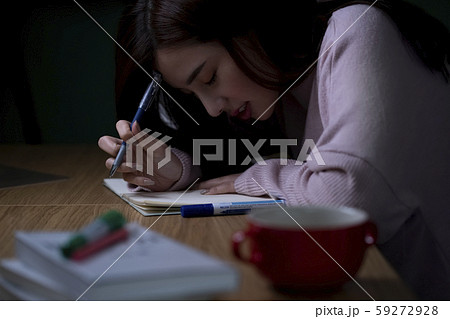 女性　受験生　徹夜 59272928