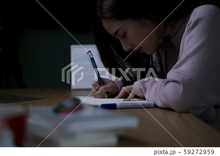 女性 受験生 徹夜 女性 受験生 徹夜 59272959