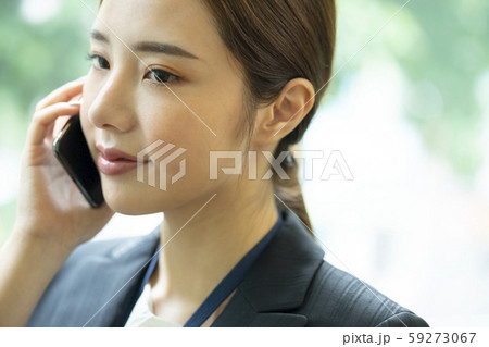 女性　ビジネス　通話 59273067