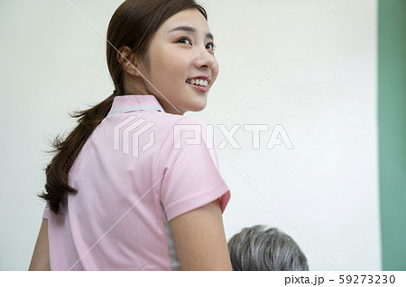 女性　介護士　病院 59273230